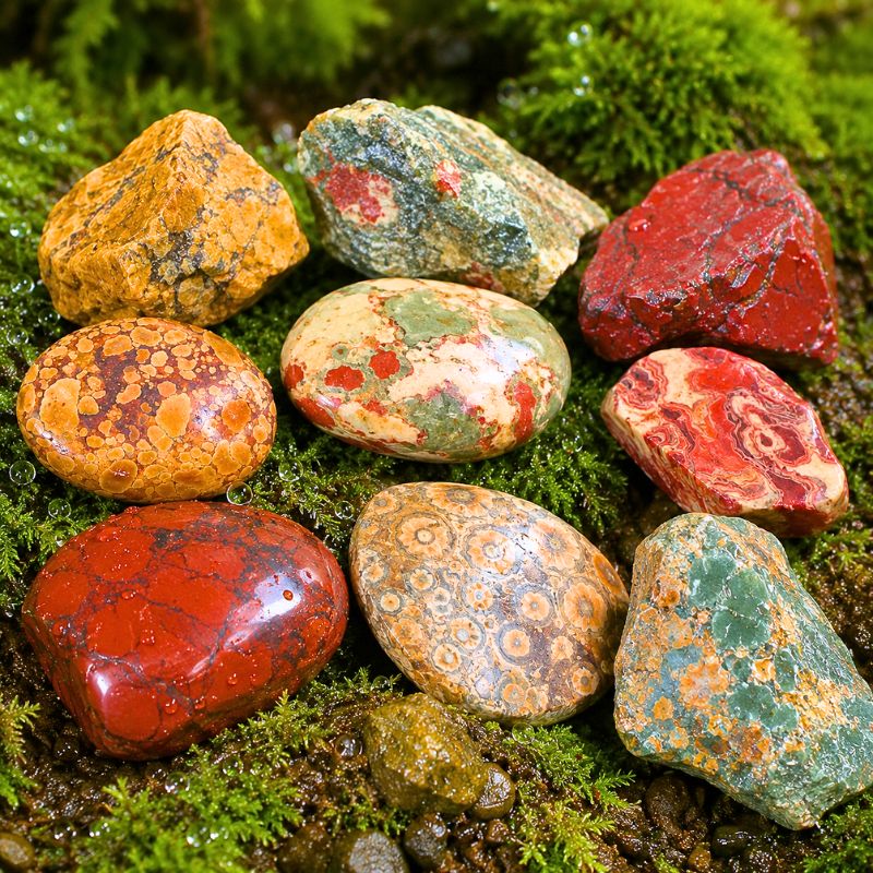 Přírodní jaspisy v oroseném mechu Magického lesa splněných přání