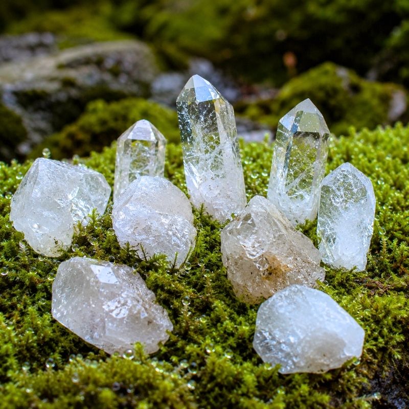 Surové křišťály v oroseném mechu Magického lesa splněných přání