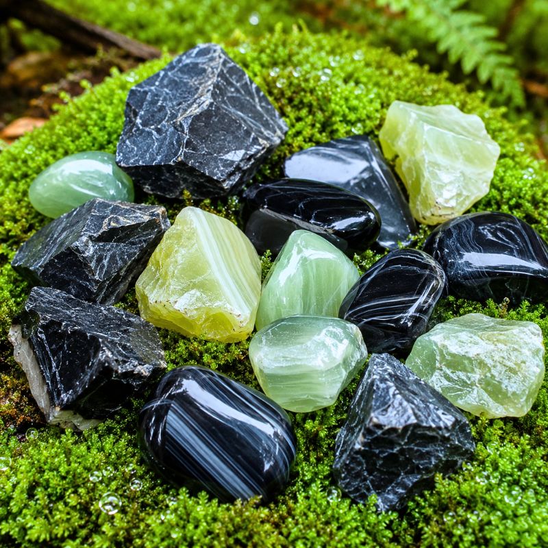 Přírodní onyx v oroseném mechu Magického lesa splněných přání