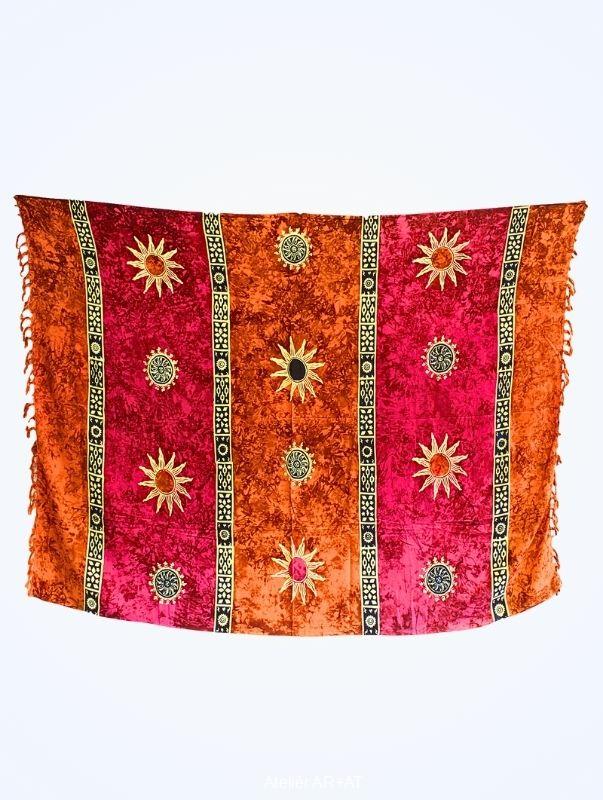 Batikovaný červeno-oranžový sarong se symboly Slunce