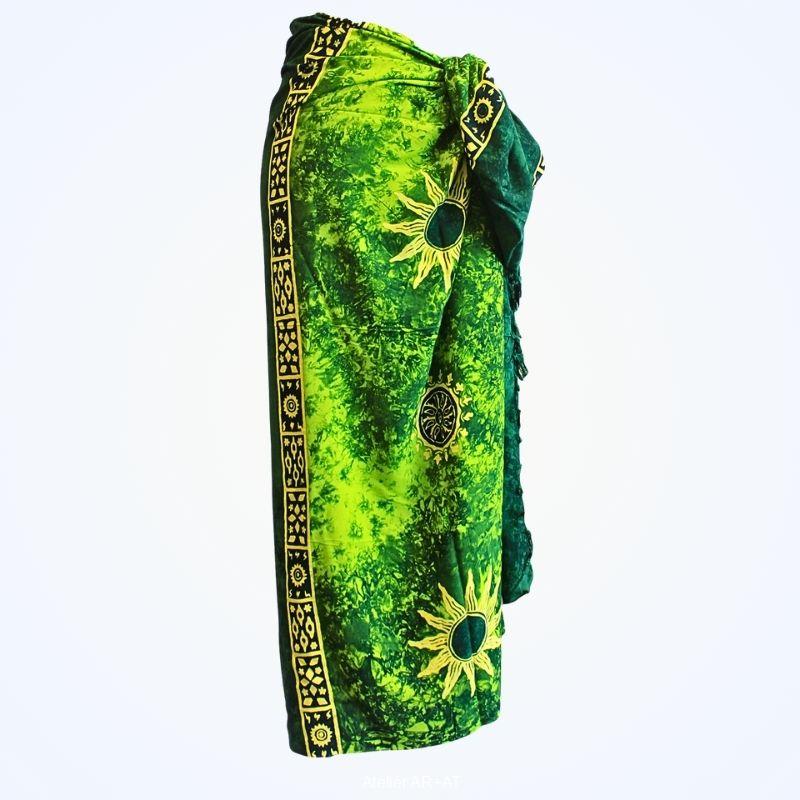 Batikovaný sarong se symboly Slunce