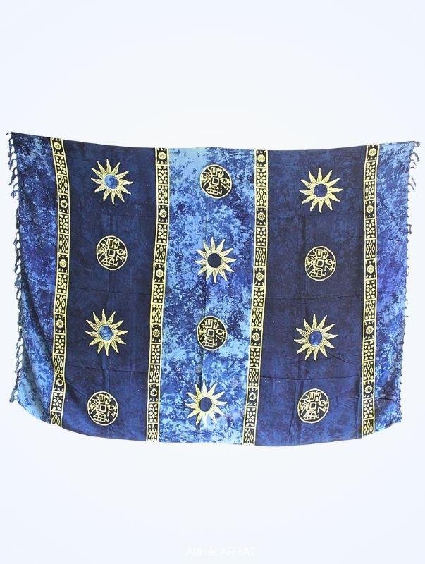 Batikovaný modrý sarong se symboly Slunce