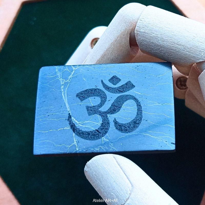 Šungitová destička na mobil s gravírovanými symboly (obdélník 2x3 cm)