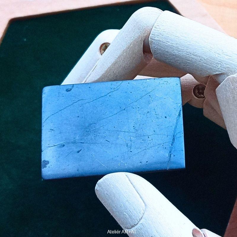 Šungitová destička na mobil s gravírovanými symboly (obdélník 2x3 cm)