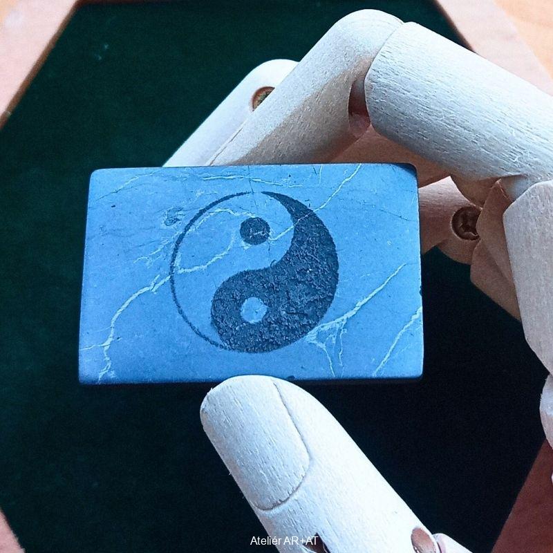 Šungitová destička na mobil s gravírovanými symboly (obdélník 2x3 cm)