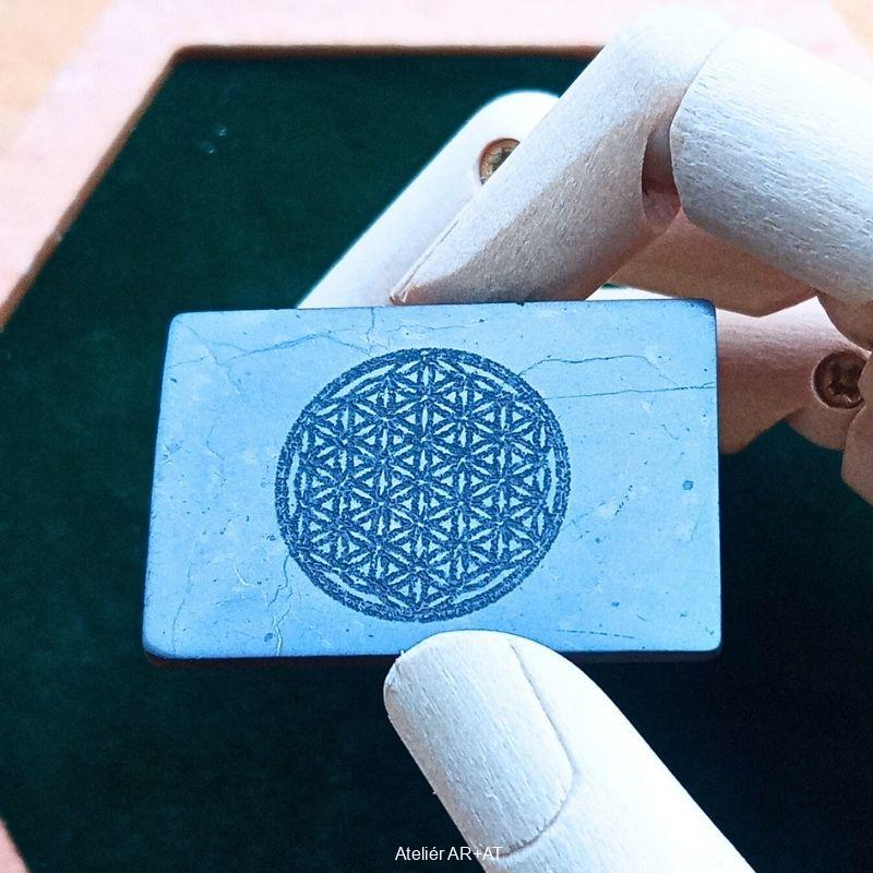 Šungitová destička na mobil s gravírovanými symboly (obdélník 2x3 cm)