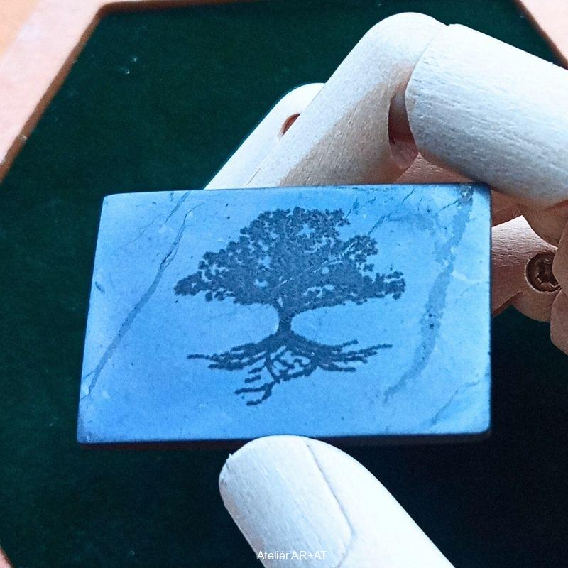 Šungitová destička na mobil s gravírovanými symboly (obdélník 2x3 cm)