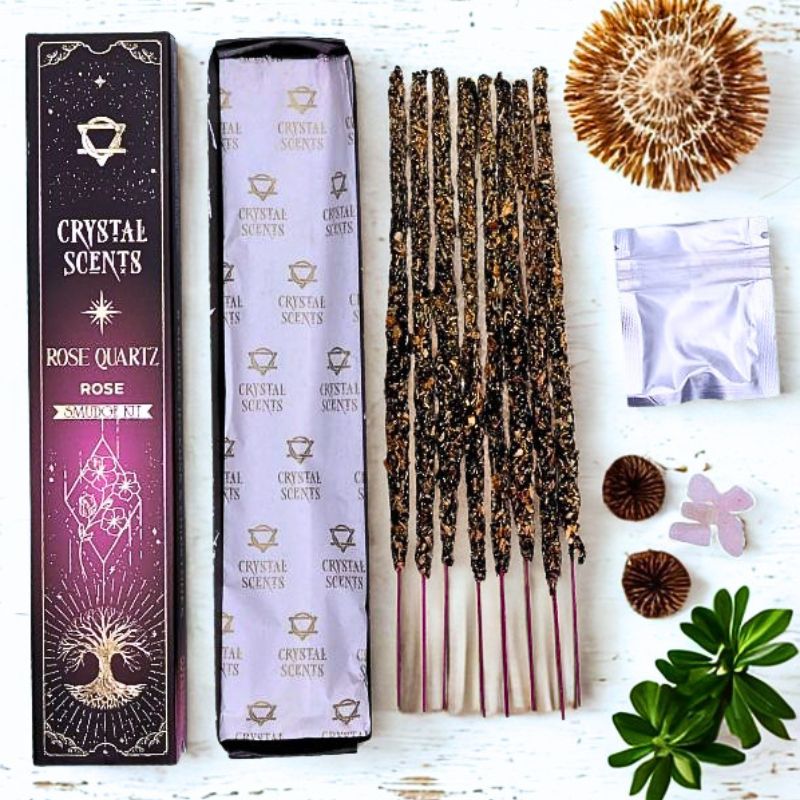 Vonné tyčinky s růženínem na stole Magického lesa