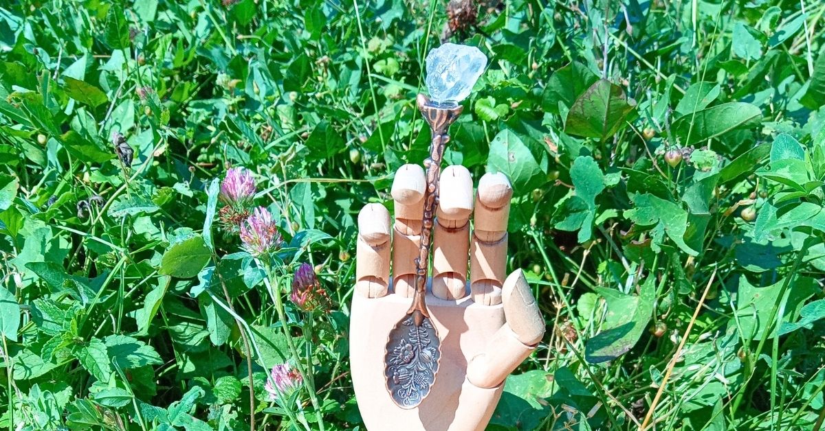 Bronzová čajová lžička s křišťálem z Magického lesa
