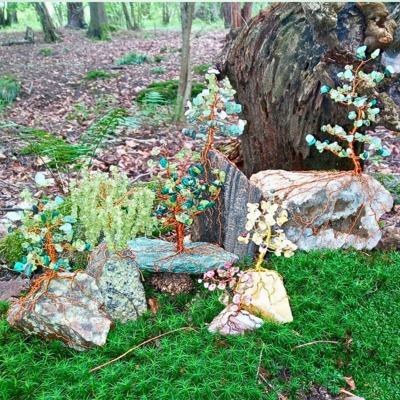 Vychechtaný Troll s ručně drátovanými talismany Magického lesa v letním mechu